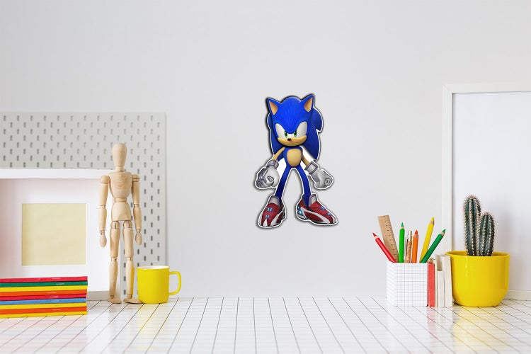 Wandsticker von Sonic the Hedgehog in einem hellen Kinderzimmer über einem Schreibtisch mit Holzfigur und Stifthalter.