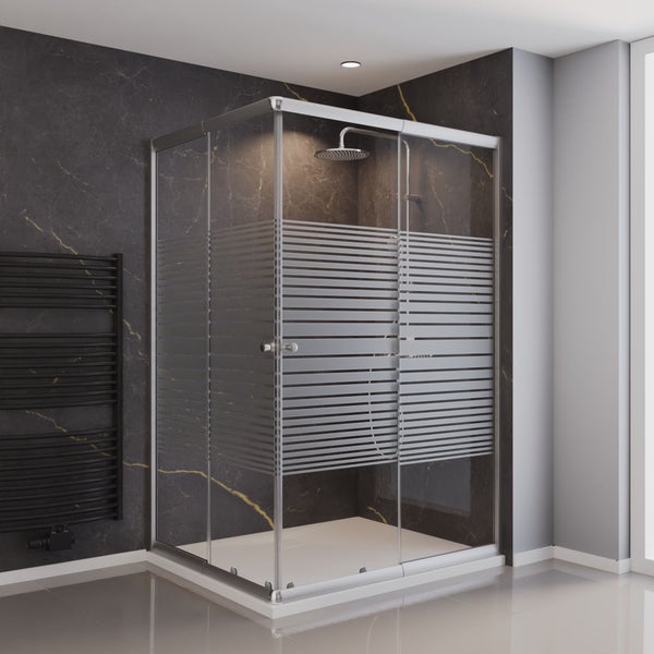Eckduschkabine mit gestreiftem Glas, verchromten Profilen und weißer Duschwanne in einem modernen Badezimmer mit dunkler Marmorwand.