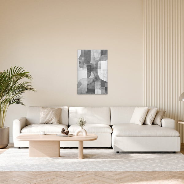 Wohnzimmer mit Sofa, Couchtisch und Wandbild mit abstrakter Darstellung eines Frauenprofils.