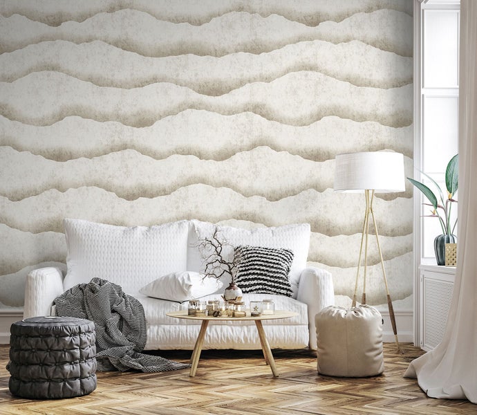 Wohnzimmer mit Couch, Tisch, Lampe und Tapete mit Wellenmuster