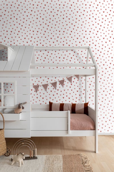 Kinderzimmer mit Spielbett und Herzchen Tapete