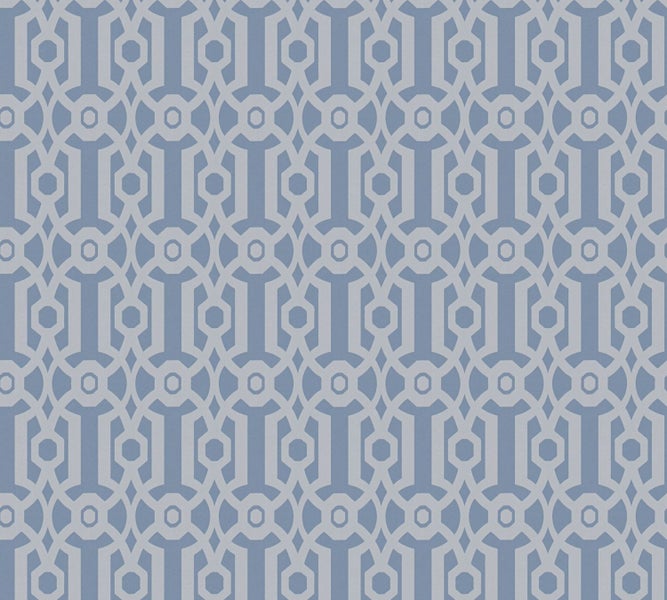 Drei Pflanzenhocker mit Blumenarrangements vor einer blauen Wand.