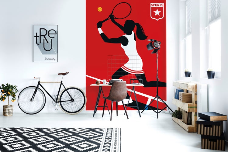 Modern eingerichtetes Zimmer mit einer großflächigen Sport-Fototapete mit Tennis-Motiv an der Wand, einem Schreibtisch und einem Fahrrad.