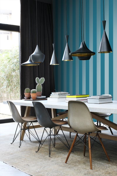 Esszimmer mit Esstisch, Stühlen und Hängelampen