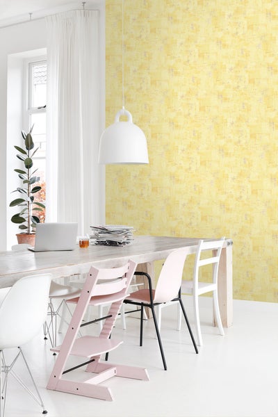 Helles Esszimmer mit Esstisch, Stühlen und gemusterter Tapete