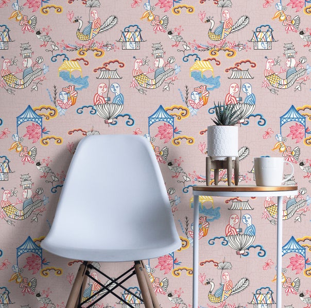 Dekorative Tapete mit Fantasiemotiven, ergänzt durch einen Stuhl und einen Beistelltisch mit Pflanze und Tasse