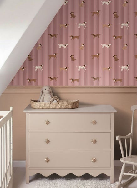 Kinderzimmer mit Kommode und Tapete mit Dackel-Motiv.