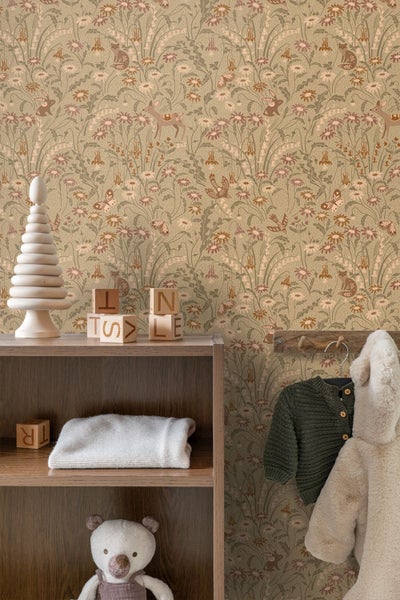 Tapete mit Waldmotiven wie Füchsen, Rehen und Blumen in einem gemütlich eingerichteten Kinderzimmer mit Holzregal und Spielzeug.
