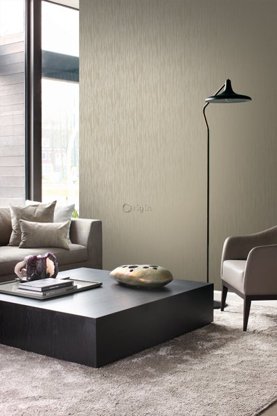 Wohnzimmer mit Textiltapete, Couch, Sessel, Stehlampe und Couchtisch