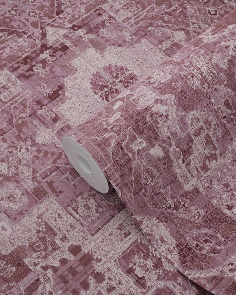 Dekorative Wandgestaltung mit gemusterter Tapete in einem stilvollen Wohnzimmer.