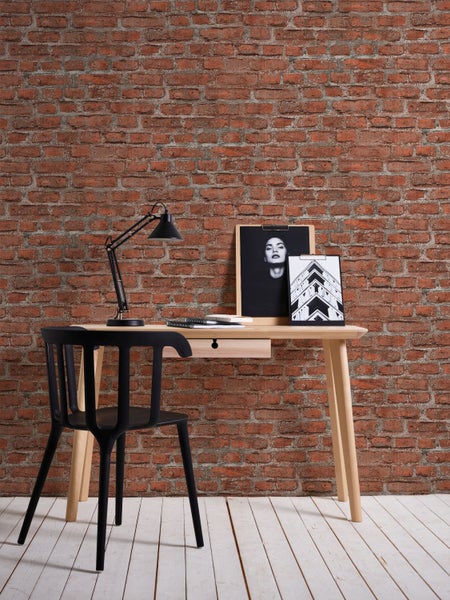 Fototapete mit Mauerwerk-Motiv, Dekoration mit Vasen und Bildern auf einem Tisch, unten passende Dekore