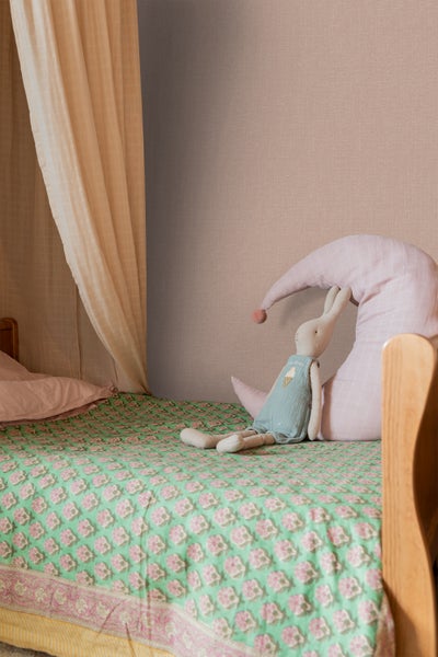 Einladendes Kinderzimmer mit Bett, Baldachin und Stofftier auf dem Bett