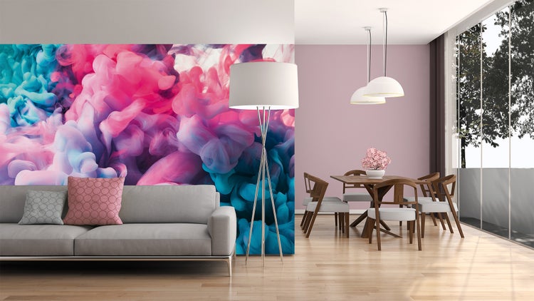 Modernes Wohn- und Esszimmer mit abstrakter Fototapete in Pink und Blau, grauem Sofa, Holz-Esstisch und Stehlampe auf hellem Parkett.