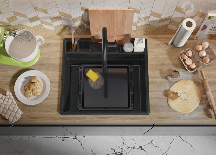 Küchenspüle mit Armatur, Spülmittel, Schwamm und Backblech auf einer Küchentheke.