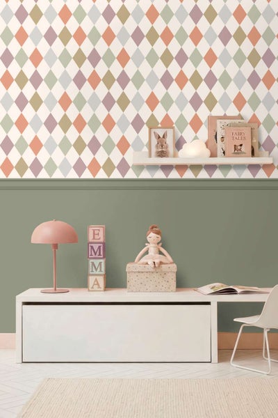 Kindertapete mit Rautenmuster in einem Kinderzimmer mit Holzregal, Kindermöbeln und Dekoration.
