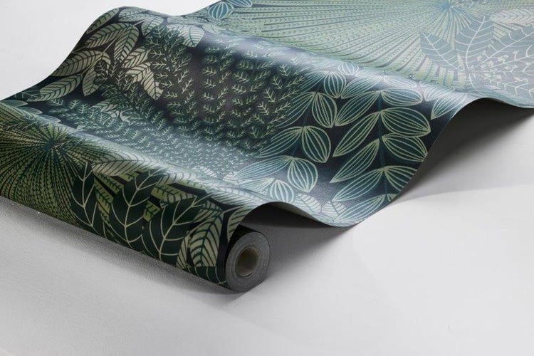 Gruppe von Narzissen-Blüten im Gartenbeet