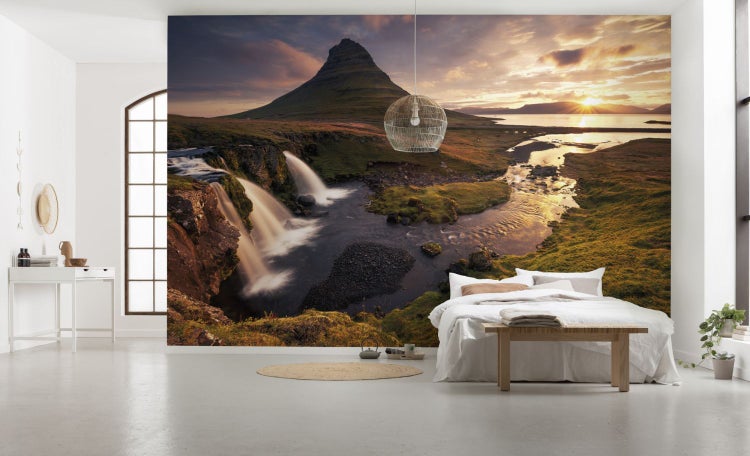 Raum mit Fototapete mit Berg-, Wasserfall- und Sonnenaufgangsmotiv
