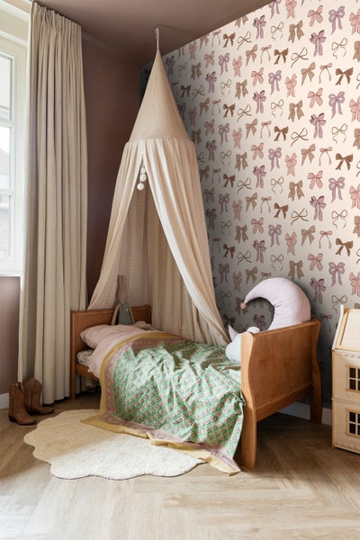 ESTAhome Tapete kleine Schleifen Braun, Rosa und Lila - 50 x 900 cm - 131470