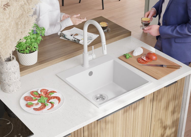 Küchenszene mit Spüle, Armatur und kulinarischen Zutaten auf der Arbeitsplatte