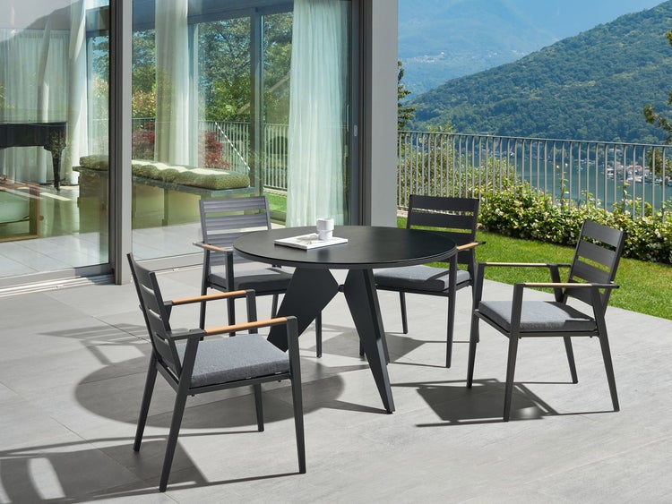 Gartensitzgruppe mit Tisch und vier Stühlen auf einer Terrasse mit Ausblick