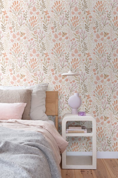 Wohnzimmer mit Sofa, Couchtisch, Pendelleuchte und Wandbildern