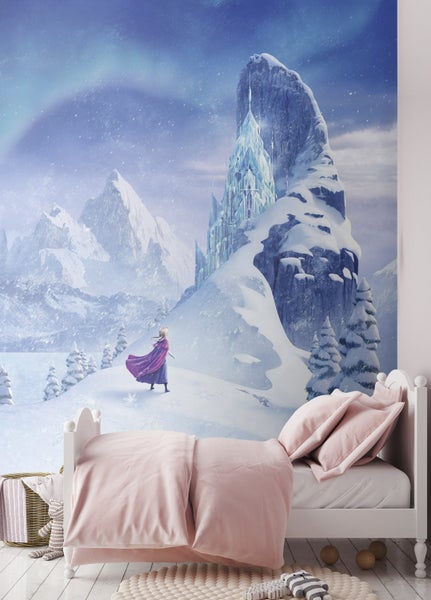 Fototapete mit Eiskönigin-Motiv, verschneiten Bergen und Eisschloss im Kinderzimmer