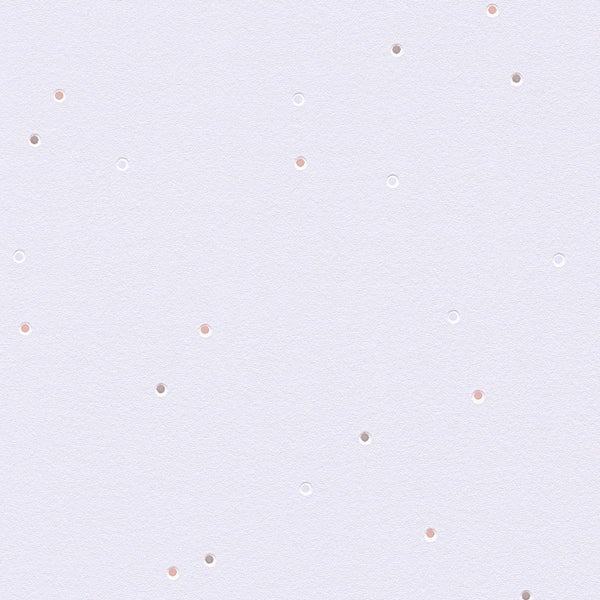 Heller Raum mit Bett, Nachttisch und floral gemusterter Tapete