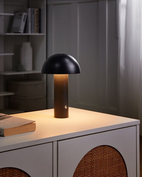 Abmessungen einer Tischleuchte: Gesamthöhe 25 cm, Schirmdurchmesser 14 cm, Fußdurchmesser 6 cm