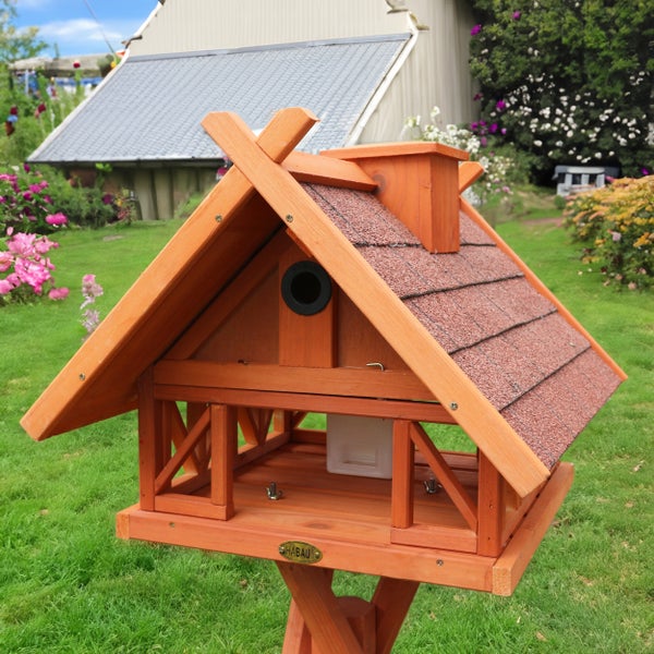 Holzvogelhaus mit Dachpappe im Garten