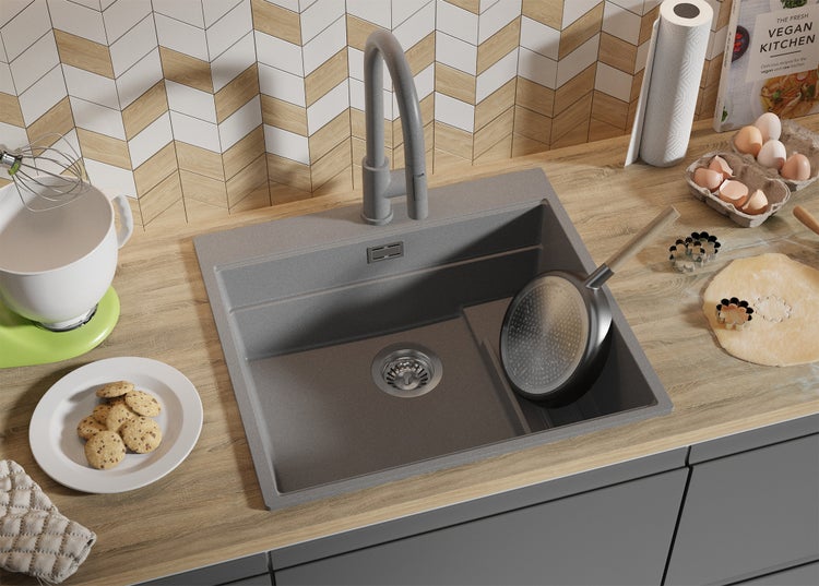 Küchenspüle mit Armatur in einer modernen Küche mit Kochutensilien