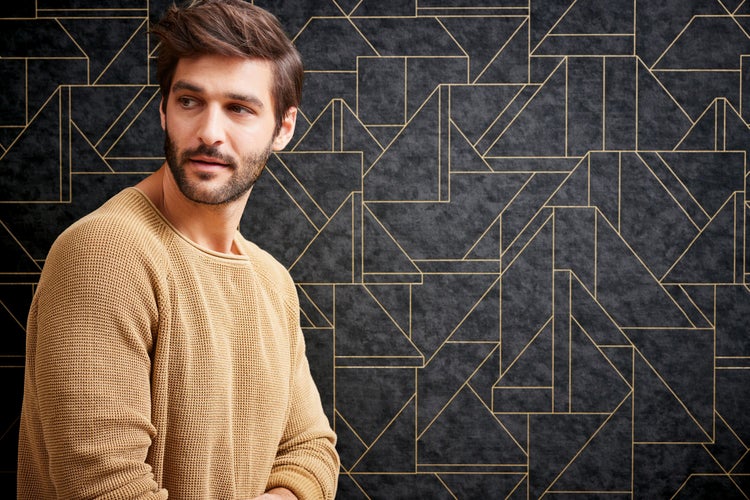 Wohnzimmer mit Holzkommode, Lampe und Zimmerpflanze