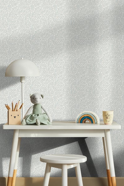 Helles Zimmer mit weiß gestreifter Blättertapete, Tisch und Spielzeug
