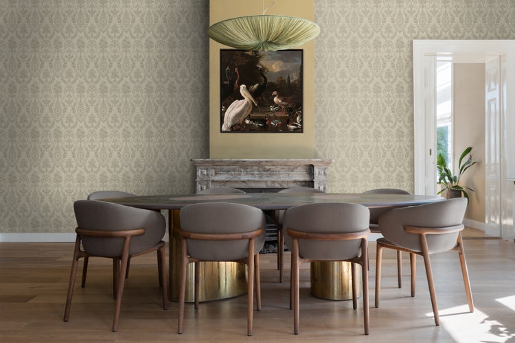Esszimmer mit Tapete, Esstisch, Stühlen und dekorativem Kamin