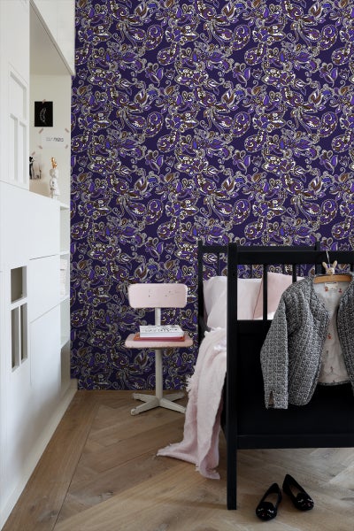Kinderzimmer mit lila gemusterter Tapete, Bett und Stuhl