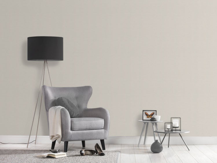 Rechteckige Duschwanne mit Ablaufgarnitur auf Kiesbett