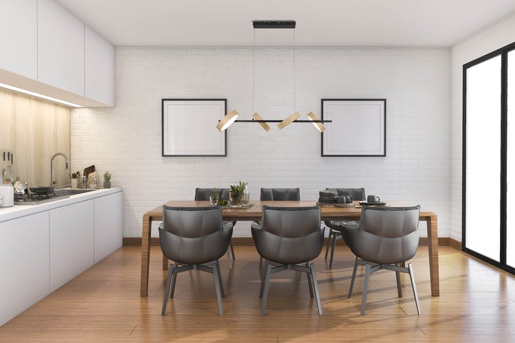 Heller Essbereich mit Holztisch, Stühlen und moderner Beleuchtung