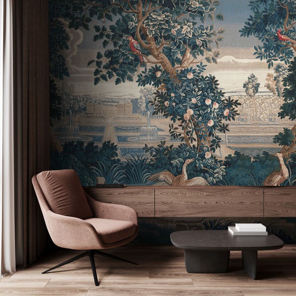 Wohnzimmer mit Sessel, Couchtisch und Wandbild mit Gartenmotiv