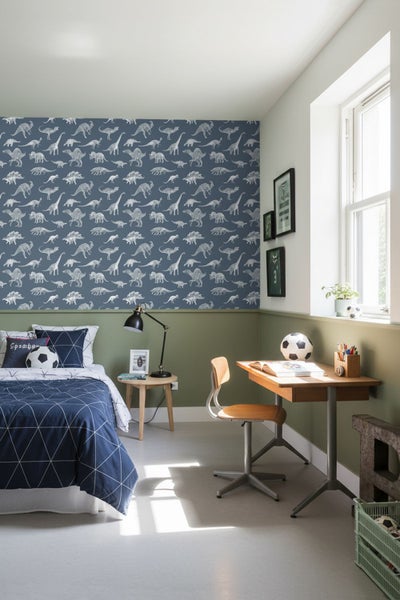 Hell und freundlich eingerichtetes Kinderzimmer mit Bett, Schreibtisch und Dinosaurier-Tapete