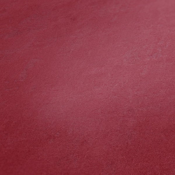 Wohnzimmer mit Sofa, Decke und gemusterter Tapete