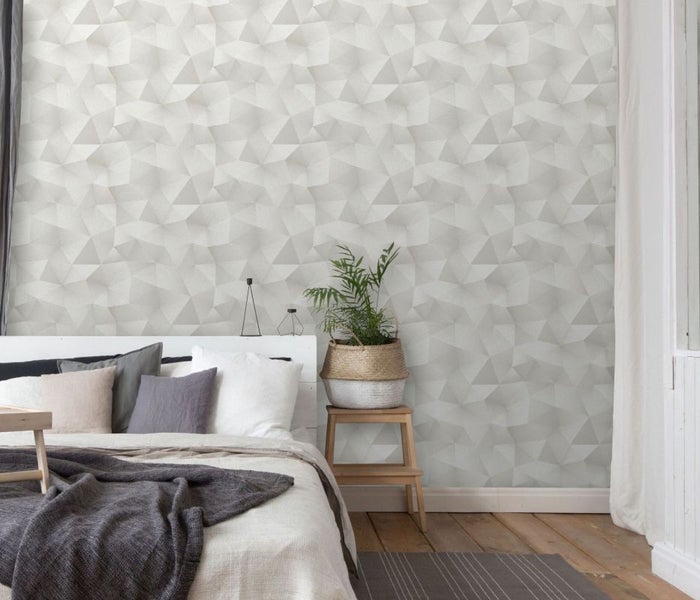 Modernes Badezimmer mit Waschtischunterschrank, Spiegel und Handtuchständer