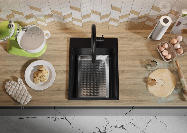 Küchenszene mit Spüle, Armatur, Arbeitsplatte, Küchenmaschine, Gebäck und Zutaten.