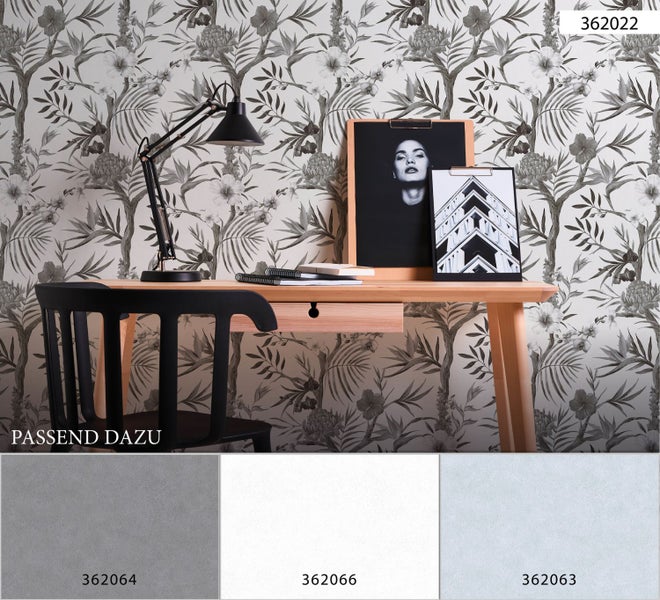 Arbeitszimmer mit floraler Tapete, Schreibtisch, Lampe, Stuhl und Dekorationsgegenständen