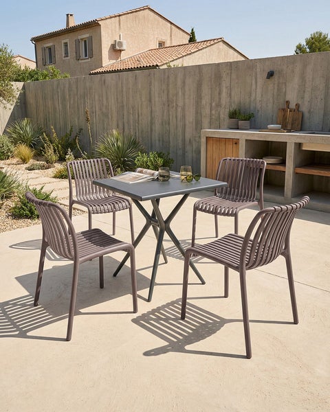 Gartenset mit Klapptisch und vier Stühlen auf einer Terrasse