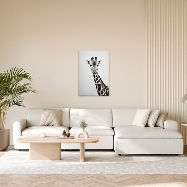 Wohnzimmer mit Sofa, Couchtisch und einem gerahmten Schwarzweiß-Giraffenbild an der Wand