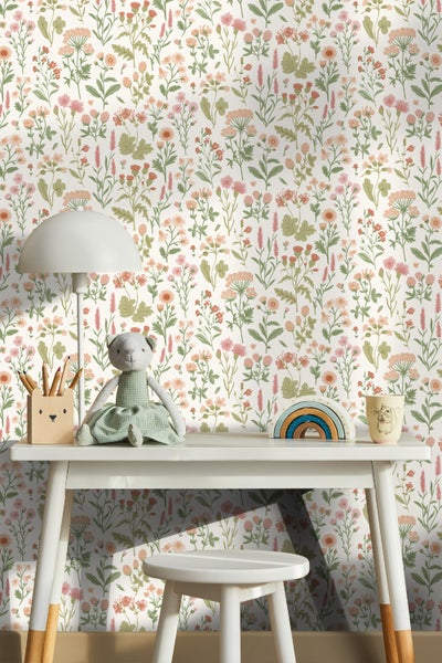 Kinderzimmer mit Blumentapete, Schreibtisch, Stuhl und Dekorationen.