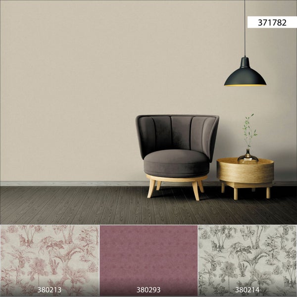 Wohnraumgestaltung mit Textiltapete, Regal und dekorativen Elementen