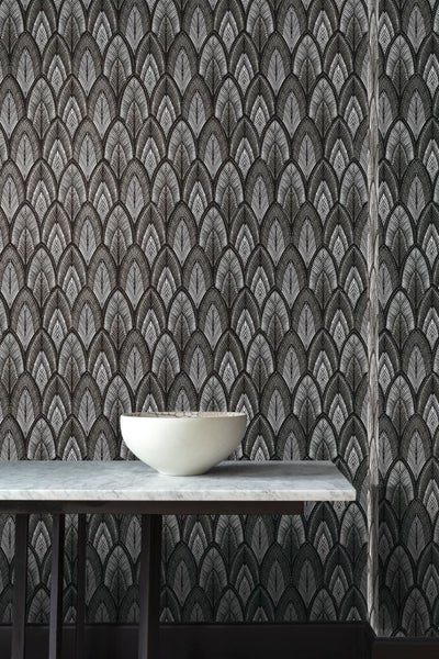 Dekorativer Wohnraum mit weißen Möbeln, Esstisch und Tapete mit geometrischem Muster