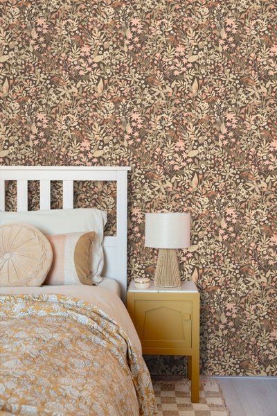 Wohnzimmer mit floral gemusterter Tapete, Sofa und Zimmerpflanze