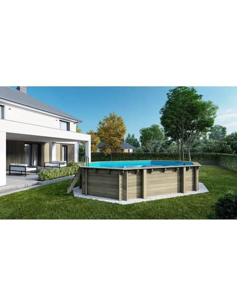 Aufstellpool aus Holz im Garten eines Wohnhauses