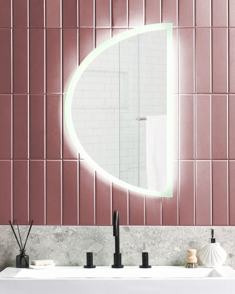 Halbrund geformter Spiegel mit Beleuchtung